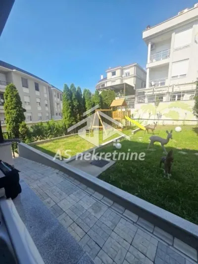 Dedinje-petosoban stan sa privatnim dvorištem