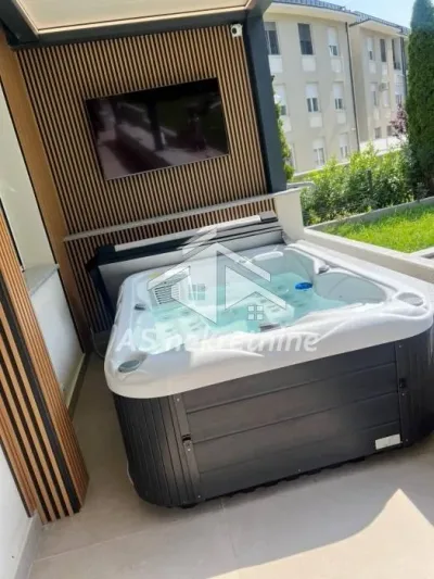 Dedinje-petosoban stan sa privatnim dvorištem
