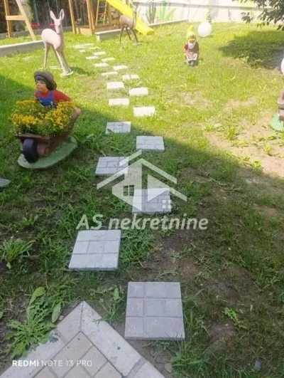 Dedinje-petosoban stan sa privatnim dvorištem