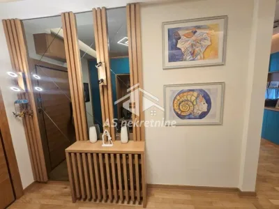 Dedinje-petosoban stan sa privatnim dvorištem