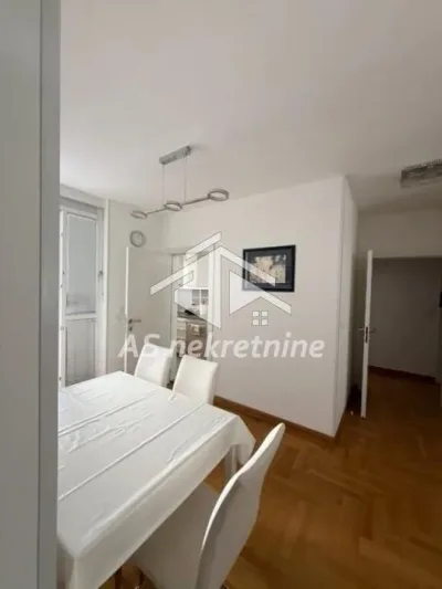 Trosoban stan u Bloku 29 kod Beogradske Arene