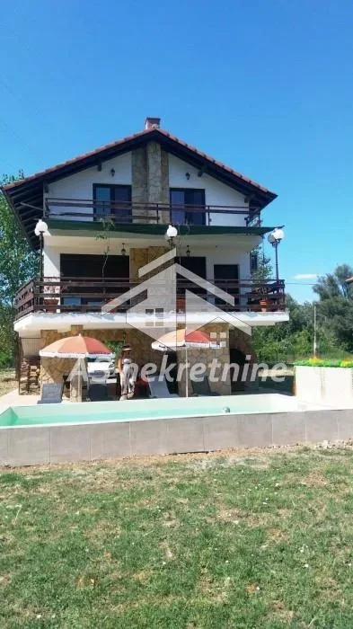 Porodična kuća sa bazenom - Blok 45