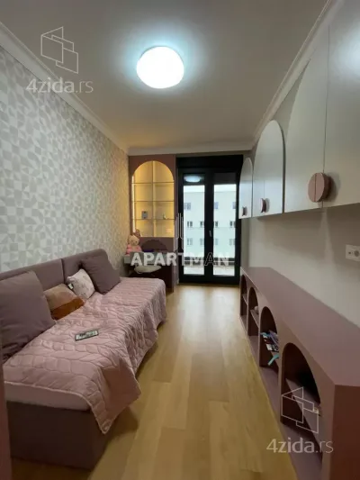 Četvorosoban stan na prodaju, Tošin bunar