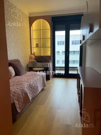 Četvorosoban stan na prodaju, Tošin bunar