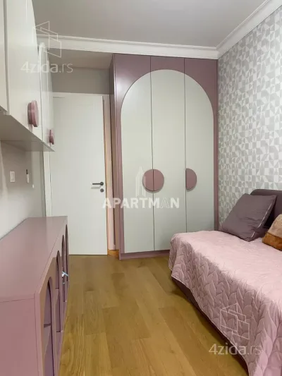 Četvorosoban stan na prodaju, Tošin bunar