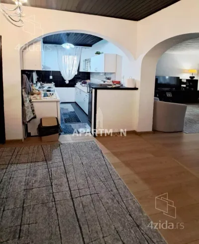 Trosoban stan na prodaju, Mozerova