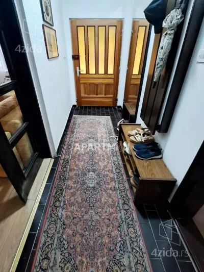 Trosoban stan na prodaju, Mozerova