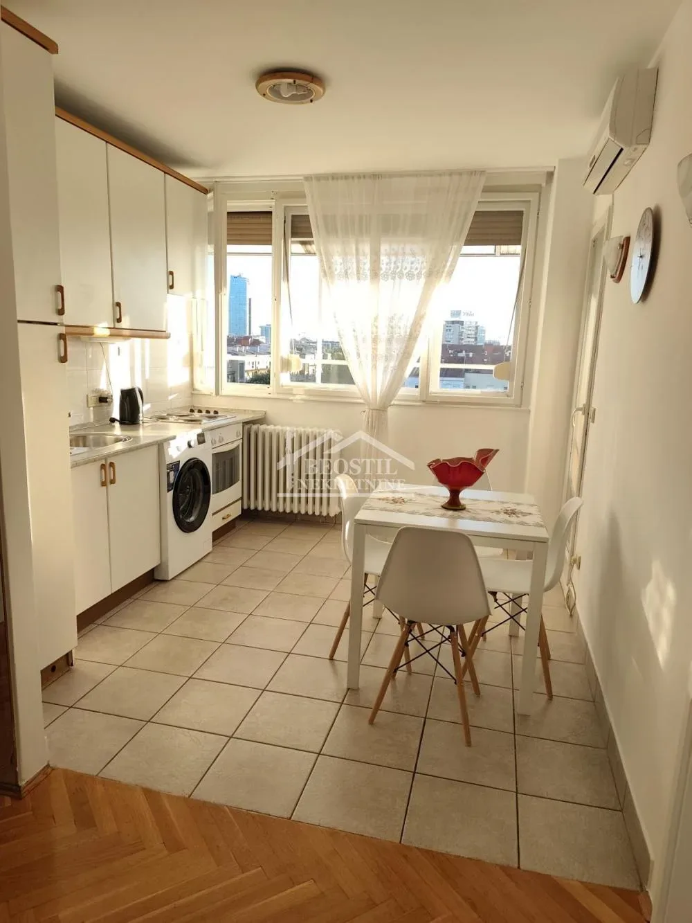 Novi Beograd - Carina - 51m2+11m2