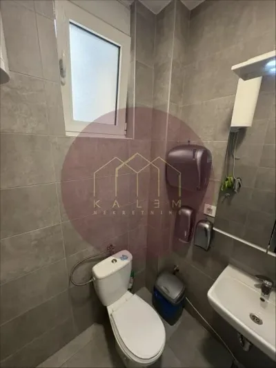 Petosoban stan u Pećskoj, Đeram pijaca