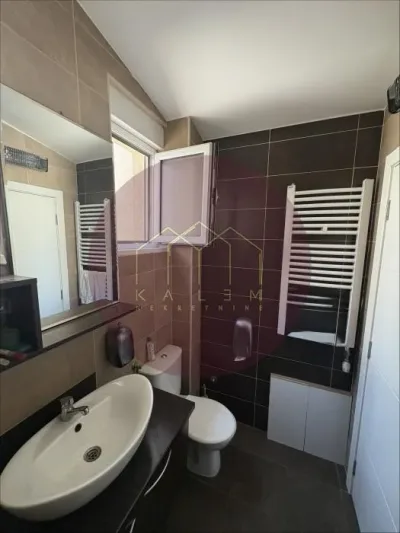 Petosoban stan u Pećskoj, Đeram pijaca