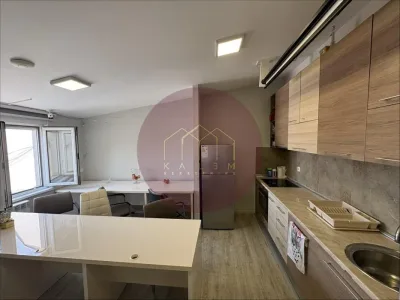 Petosoban stan u Pećskoj, Đeram pijaca
