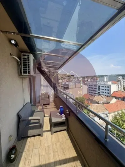 Petosoban stan u Pećskoj, Đeram pijaca