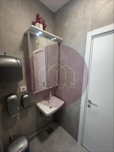 Petosoban stan u Pećskoj, Đeram pijaca