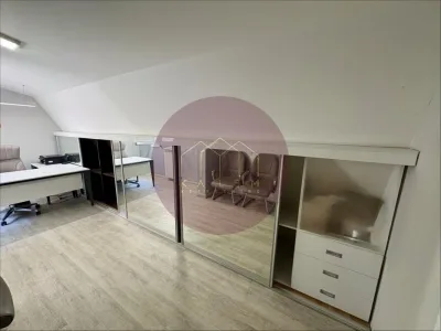 Petosoban stan u Pećskoj, Đeram pijaca