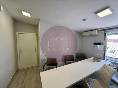 Petosoban stan u Pećskoj, Đeram pijaca