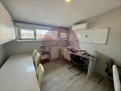 Petosoban stan u Pećskoj, Đeram pijaca