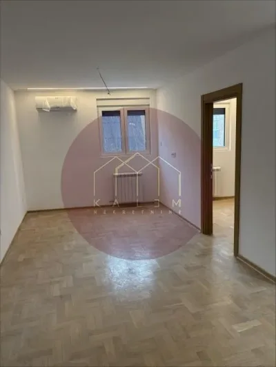 Trosoban stan u Ruđera Boškovića, Učiteljsko naselje