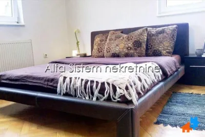 Trosoban stan na Voždovcu, Autokomanda