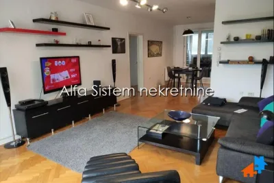 Trosoban stan na Voždovcu, Autokomanda