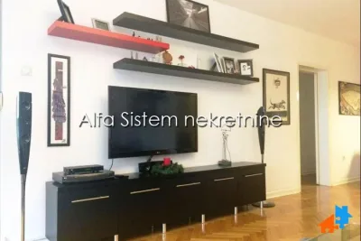 Trosoban stan na Voždovcu, Autokomanda