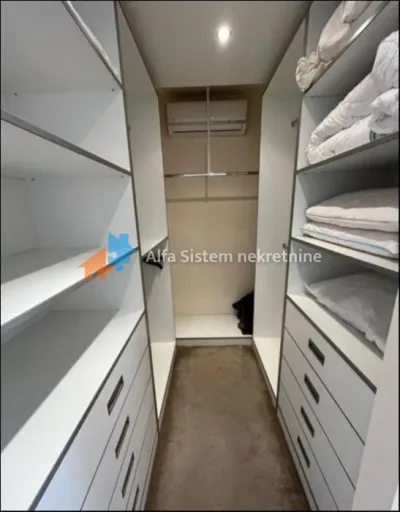 Trosoban stan u Belvillu - Novi Beograd (Blok 67)