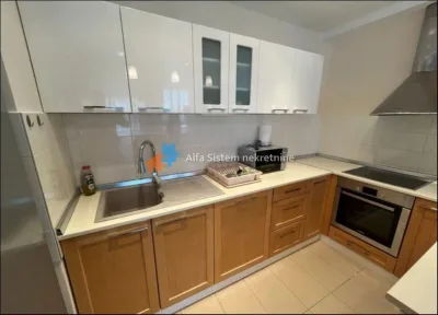Trosoban stan u Belvillu - Novi Beograd (Blok 67)