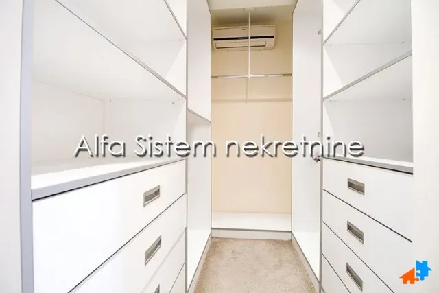 Trosoban stan u Belvillu - Novi Beograd (Blok 67)